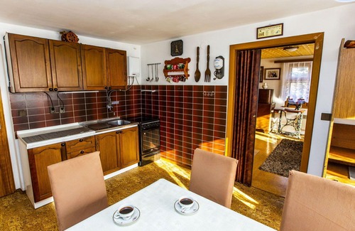 Rovensko pod Troskami Villa | Estupenda casa de vacaciones privada para 8 personas con TV y patio