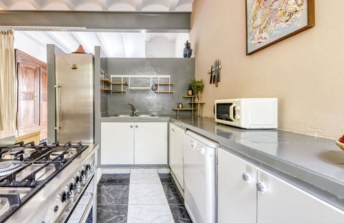 Fortia Casa | Casa de vacaciones privada con WIFI, piscina privada, TV, patio, mascotas permitida, aparcamiento