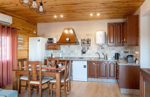 Cabra Villa | Estupenda casa de vacaciones privada con piscina privada, A/C, WIFI, TV, terraza, mascotas permitida