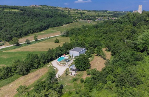 Momjan Villa | Estupenda casa de vacaciones privada con A/C, WIFI, piscina privada, terraza y mascotas permitida