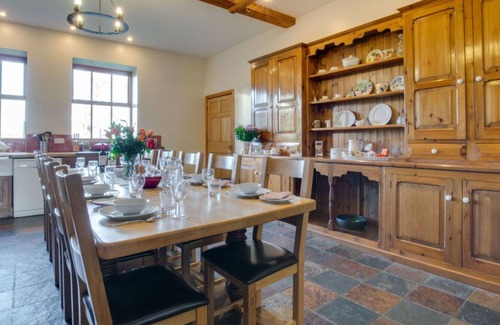 Henllan Villa | Estupenda casa de vacaciones privada con WIFI, TV, patio, vista panorámica y aparcamiento