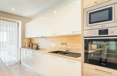 Gracisce Casa | Estupenda casa de vacaciones privada con jacuzzi, A/C, piscina privada, WIFI, TV, terraza