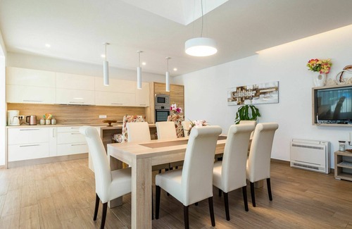 Gracisce Casa | Estupenda casa de vacaciones privada con jacuzzi, A/C, piscina privada, WIFI, TV, terraza