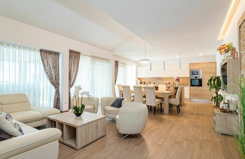 Gracisce Casa | Estupenda casa de vacaciones privada con jacuzzi, A/C, piscina privada, WIFI, TV, terraza