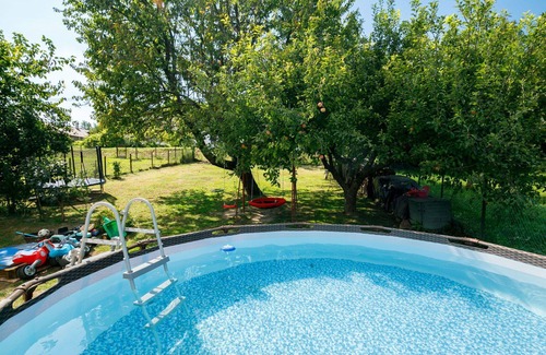 Fonyod Casa | Preciosa casa de vacaciones privada para 3 personas con A/C, WIFI, piscina privada, TV y patio
