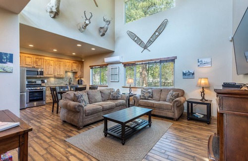 Old Station Cabina | Beautiful retreat on Hat Creek, Fire pits, Fishing and 15 min. from Lassen Park