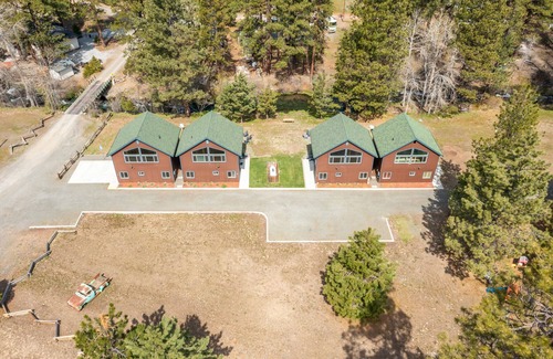 Old Station Cabina | Beautiful retreat on Hat Creek, Fire pits, Fishing and 15 min. from Lassen Park