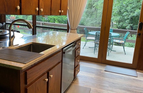 Canton Casa | Riverfront & Creekfront Chalet near Waynesville & GSMNP- Free high speed WiFi!