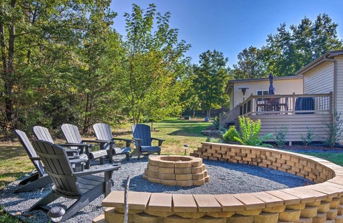 Rutherfordton Cabina | Beautiful Rutherfordton Retreat w/ Fire Pit!