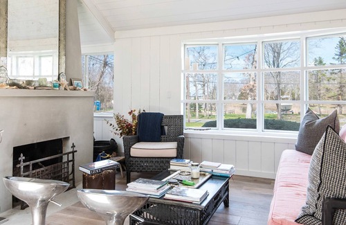 Noyack Cabaña | Hermoso Sag Harbor ~ Pasos del agua ~ PUBLICADO EN LA BUENA CASA MANTENIENDO