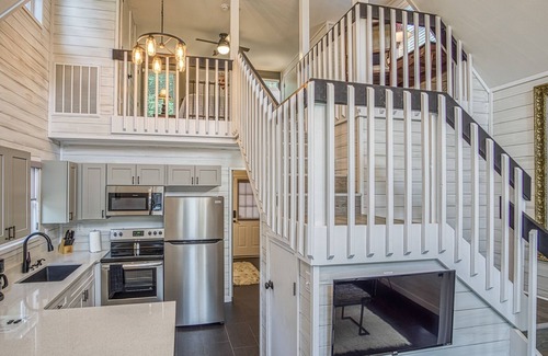 Hot Springs Cabina | Beautiful Shabby-Chic Cabin Downtown Hot Springs