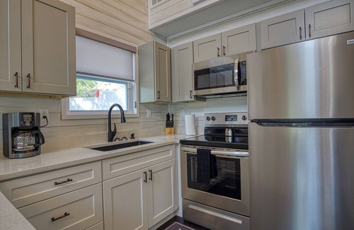 Hot Springs Cabina | Beautiful Shabby-Chic Cabin Downtown Hot Springs