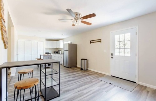 Roseville Apartamento | Beautiful spacious 2 bedroom guest home