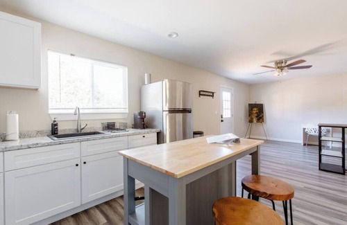 Roseville Apartamento | Beautiful spacious 2 bedroom guest home
