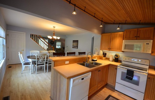 Northport Casa | Northport Retreat-Beautiful home- En el pueblo-A pie de agua