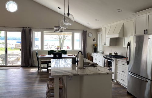 Boyne City Casa | Encantadora casa justo en el lago Charleviox en el corazón de la ciudad de Boyne!