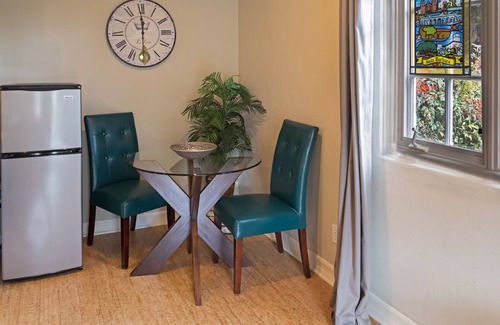 Santa Barbara Apartamento | Hermoso, espacioso, soleado patio estudio con fuente en Foothill Estate.