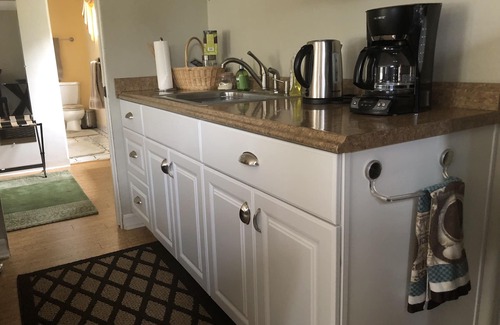 Santa Barbara Apartamento | Hermoso, espacioso, soleado patio estudio con fuente en Foothill Estate.