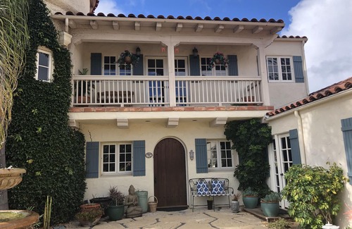 Santa Barbara Apartamento | Hermoso, espacioso, soleado patio estudio con fuente en Foothill Estate.