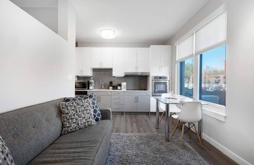 Central-Maverick Square - Paris Street Casa | Beautiful Studio | Furnished | Rooftop Deck w/ Water Views | GLS