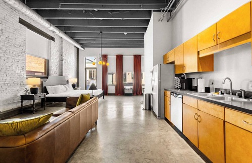 Downtown Louisville Apartamento | Beautiful Studio & Outdoor Terrace on Whiskey Row