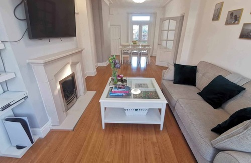 Seven Kings Casa | Beautiful Three Bedroom Home close to Stations
