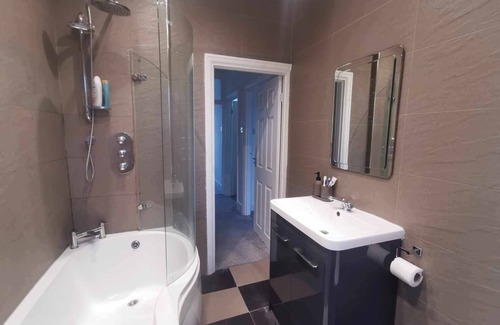 Seven Kings Casa | Beautiful Three Bedroom Home close to Stations