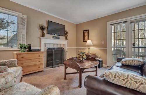Norwichtown Apartamento | Beautiful top floor corner unit. Private entrance.