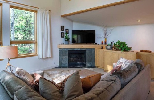 Sun Valley Casa | Beautiful Treehouse Retreat in Ketchum/Sun Valley. Hot Tub and nearby trails!