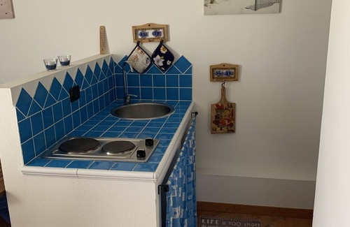 Porto Pino Apartamento | Precioso apartamento de dos habitaciones en una villa con aire acondicionado.
