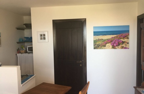 Porto Pino Apartamento | Precioso apartamento de dos habitaciones en una villa con aire acondicionado.