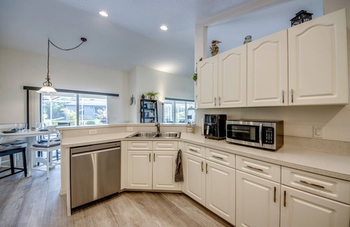 Gulf Cove Casa | Hermosa villa de vacaciones con piscina / lanei recién renovada en la soleada Florida