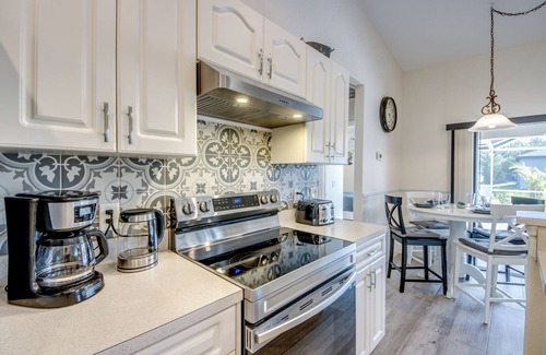 Gulf Cove Casa | Hermosa villa de vacaciones con piscina / lanei recién renovada en la soleada Florida