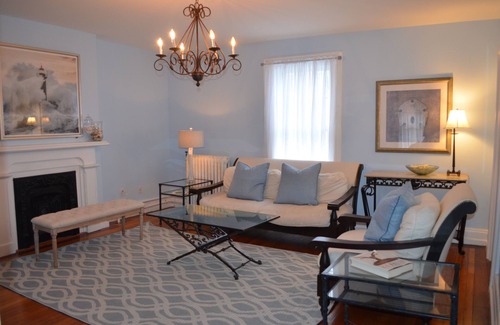 Off Broadway Casa | Hermosa ubicación perfecta victoriana M1