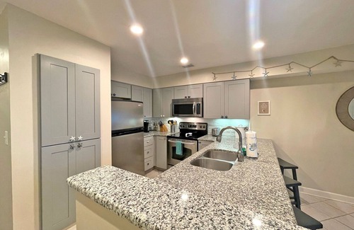 Pensacola Beach Casa | Hermosas vistas de Santa Rosa Sound, bien decoradas 2-br / 2. Casa adosada de 5 baños