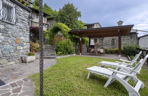 Traona Casa | Maravillosa casa de vacaciones para 6 personas con WIFI, TV, patio y mascotas permitida