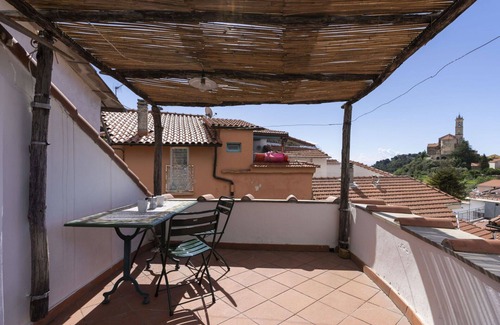 Castellaro Casa | Maravillosa casa de vacaciones con WIFI, TV, terraza, mascotas permitida y vista panorámica