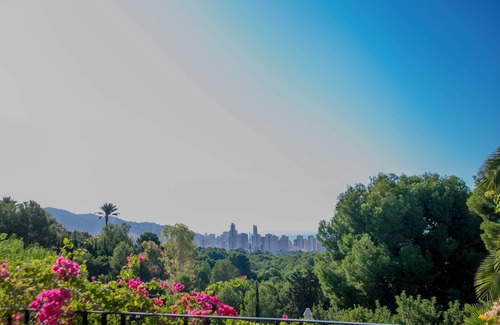Benidorm Villa | Villa con Piscina, Gran Jardín con Vistas Impresionantes