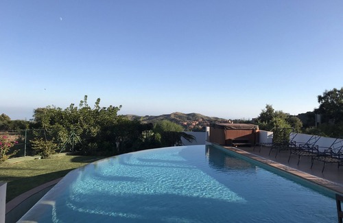 Ojen Villa | Hermosa villa con impresionantes vistas a las montañas y al mar.