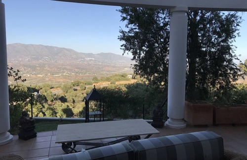 Ojen Villa | Hermosa villa con impresionantes vistas a las montañas y al mar.