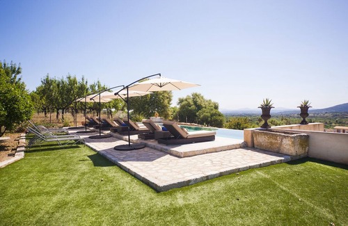 Selva Villa | Hermosa villa de pueblo con una gran piscina para 12 personas.