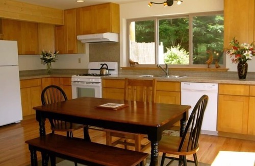 Butte Chalet De Esquí | Hermosas, cálidas y acogedoras secuoyas, río, playas (con bañera de hidromasaje)