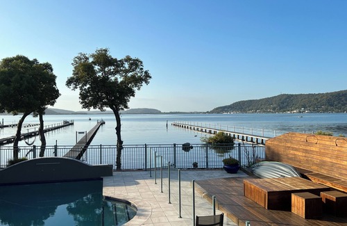 Tascott Casa | Beautiful water front with private jetty house - very convenient location