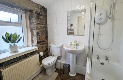 Barnoldswick Casa | Beautiful Waterfall Cottage with Countryside Walks