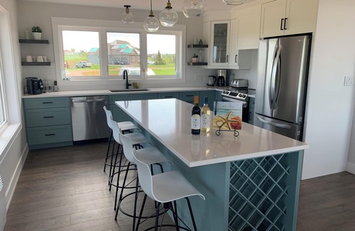 New London Casa | Beautiful waterfront vacation home near Cavendish. Sleeps 10.