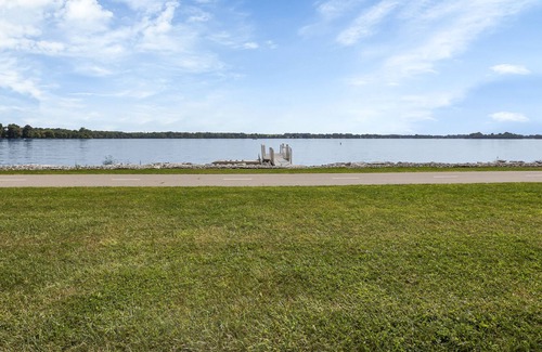 Millersport Casa | Beautiful waterfront lakehouse - Dock, Screened in patio, Bar, 4 bedroom, 5 bath