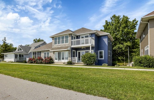 Millersport Casa | Beautiful waterfront lakehouse - Dock, Screened in patio, Bar, 4 bedroom, 5 bath