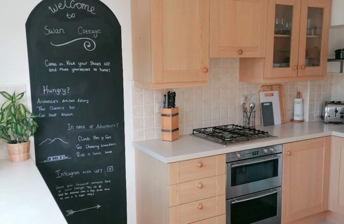 Brecon Cabaña | Beautiful waterfront cottage with stunning views