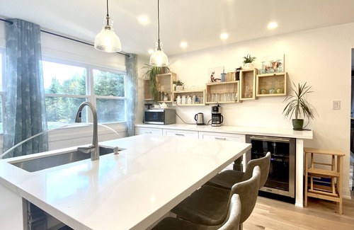 McDougall Cabaña | Beautiful Waterfront Cottage w/ Swim Spa Hot Tub, Sleeps 19