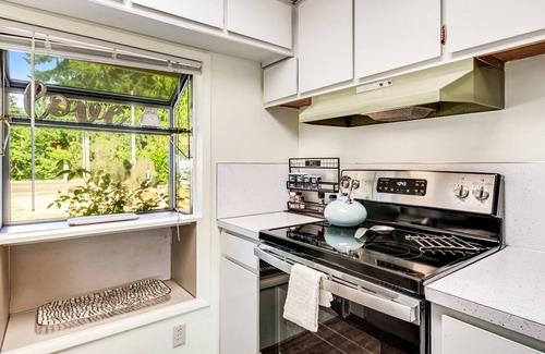 Shelton Casa | Beautiful waterfront escape with SUPs/kayaks/canoe/paddle boards w/ lake access